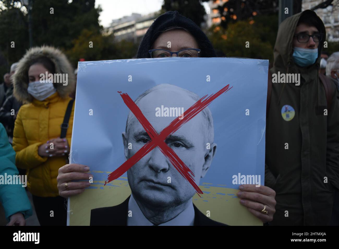 Athen, Attiki, Griechenland. 1. März 2022. Anti-Kriegs-Kundgebung und Zusammenkunft von Unterstützung und Solidarität mit dem ukrainischen Volk auf dem Syntagma-Platz. (Bild: © Dimitrios Karvountzis/Pacific Press via ZUMA Press Wire) Stockfoto Athen, Attiki, Griechenland. 1. März 2022. Anti-Kriegs-Kundgebung und Zusammenkunft von Unterstützung und Solidarität mit dem ukrainischen Volk auf dem Syntagma-Platz. (Bild: © Dimitrios Karvountzis/Pacific Press via ZUMA Press Wire) Stockfoto