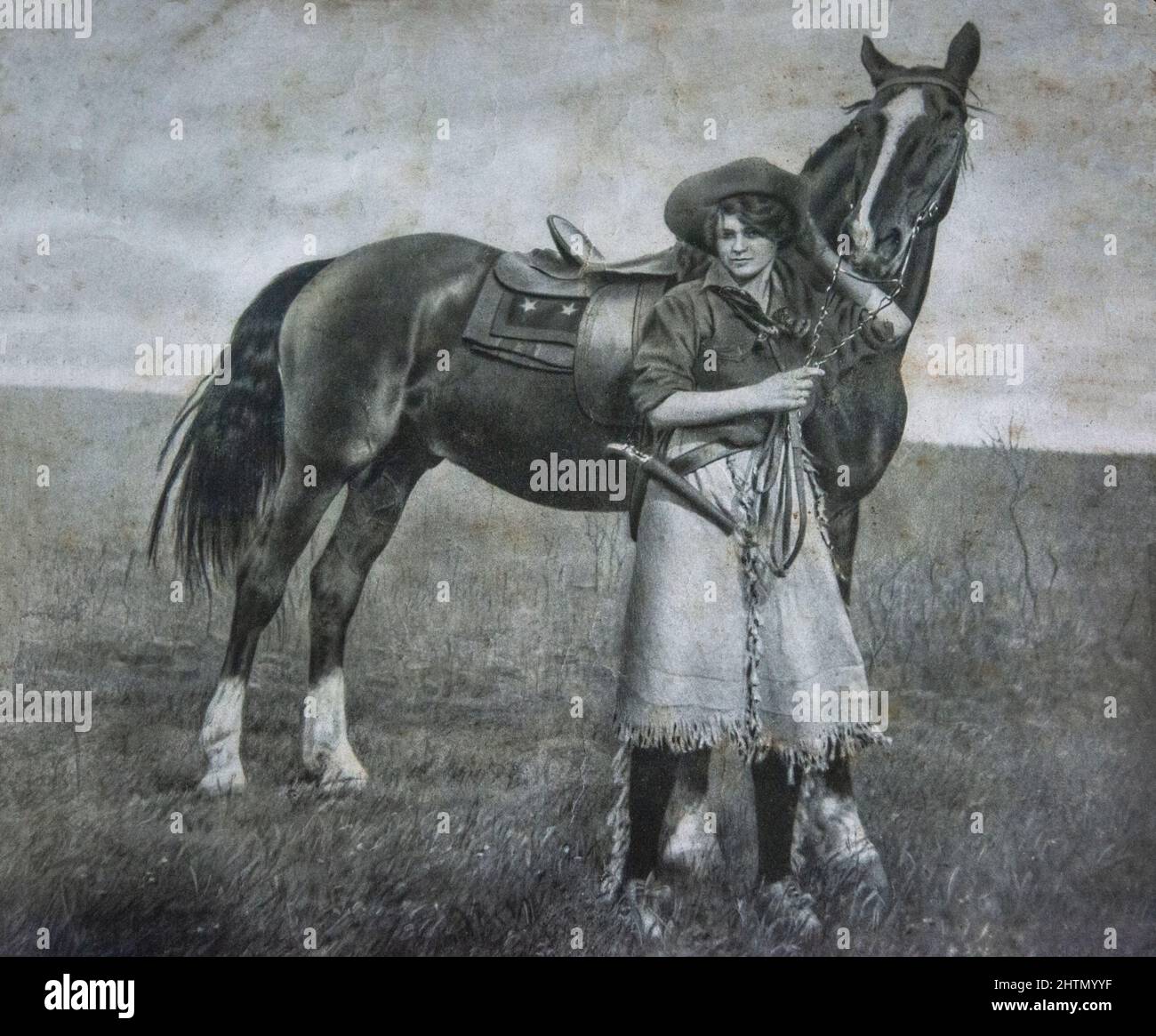 Zeichnung einer Frau und ihres Pferdes auf der Wyoming-Prärie in Kleidung Meine Frauen trugen sie Ende 1800s und Anfang 1900s auf der Ranch Stockfoto