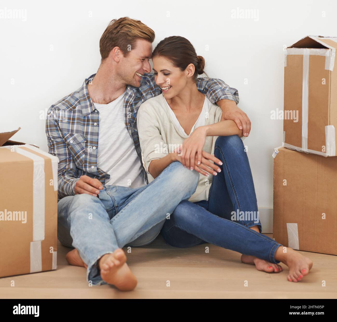 Eingewöhnung in unser neues Zuhause. Aufnahme eines jungen Paares, das zusammen in ein neues Zuhause zieht. Stockfoto