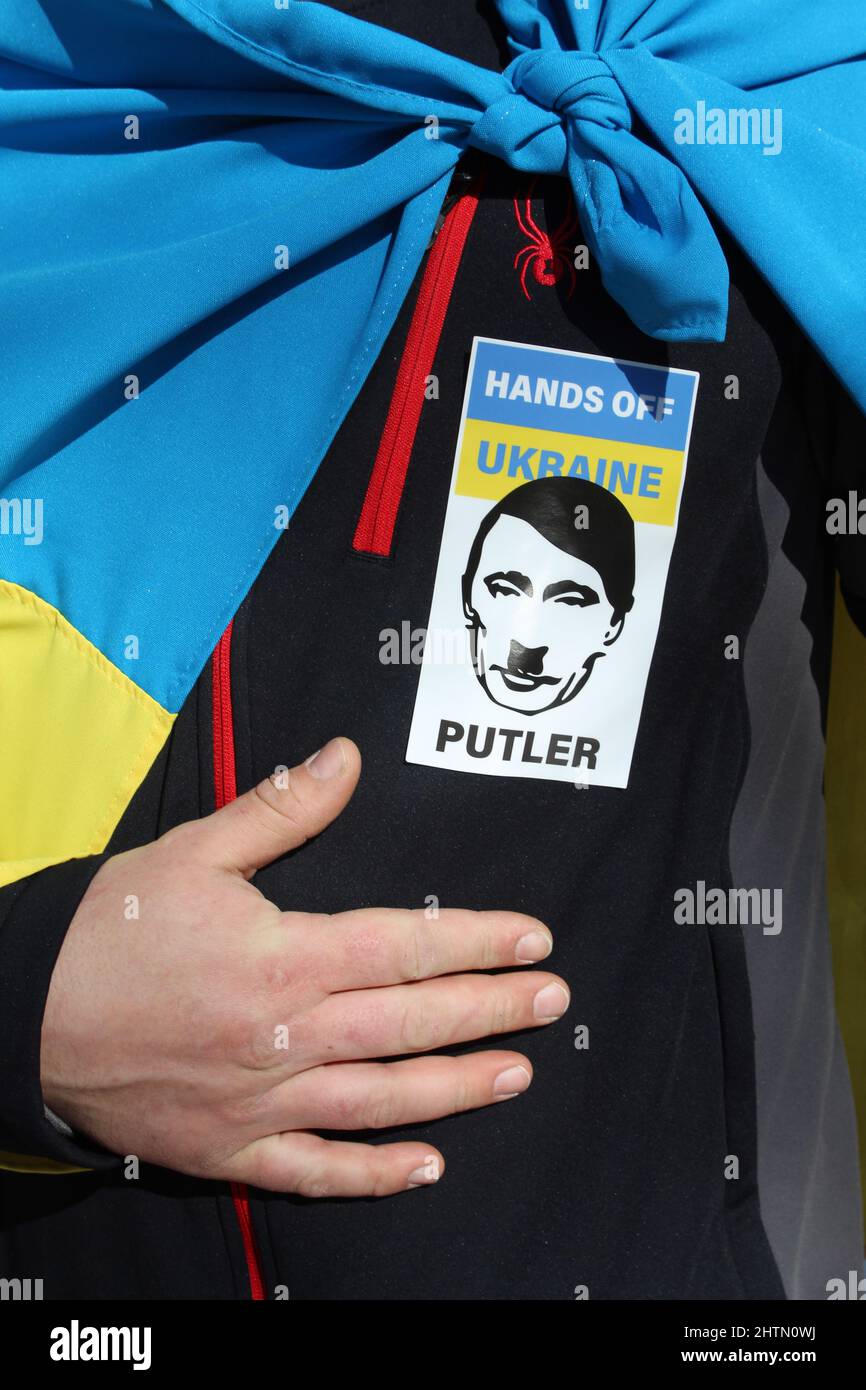 Putin enthauptete mit Kirchtürmen im Hintergrund beim Protest des Ukrainischen Dorfes in Chicago Stockfoto