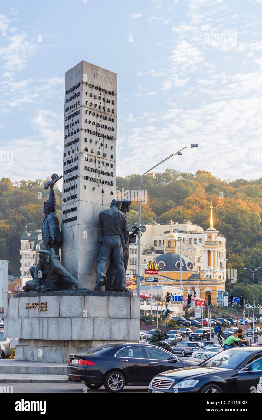 Das Denkmal für Seeleute 1941-45 am Ufer des Dnjepr in Podil, Kiew, Hauptstadt der Ukraine Stockfoto
