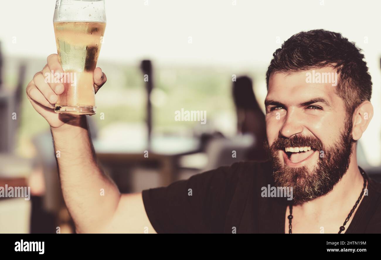 Bartmann trinkt Bier aus einem Bierkrug. Mann trinkt Bier. Mann mit Bier. Stockfoto