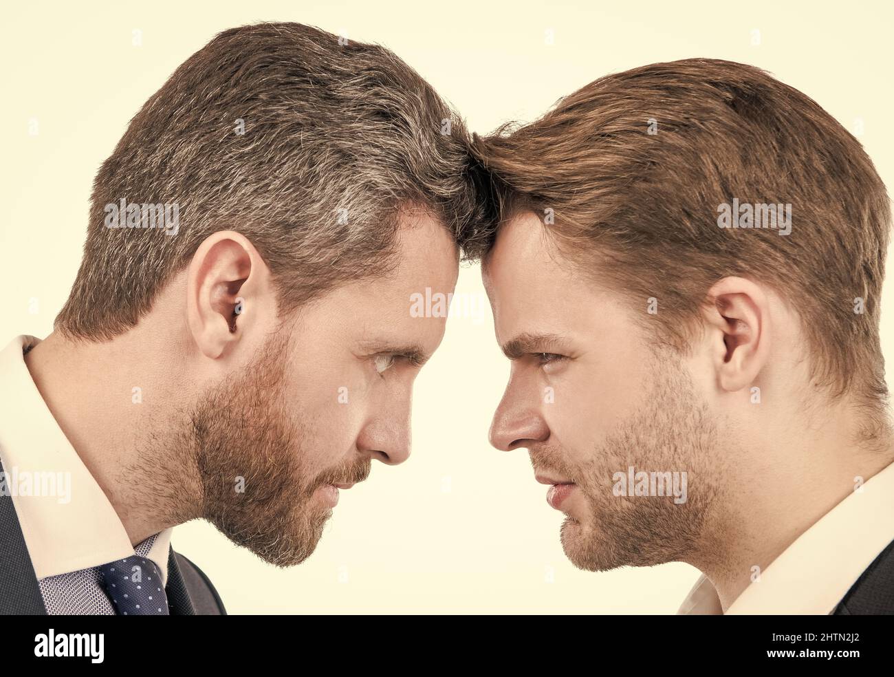 Zwei Geschäftsleute, die sich im Geschäftskonflikt gegenseitig in den Hauptrollen stehen, Uneinigkeit Stockfoto