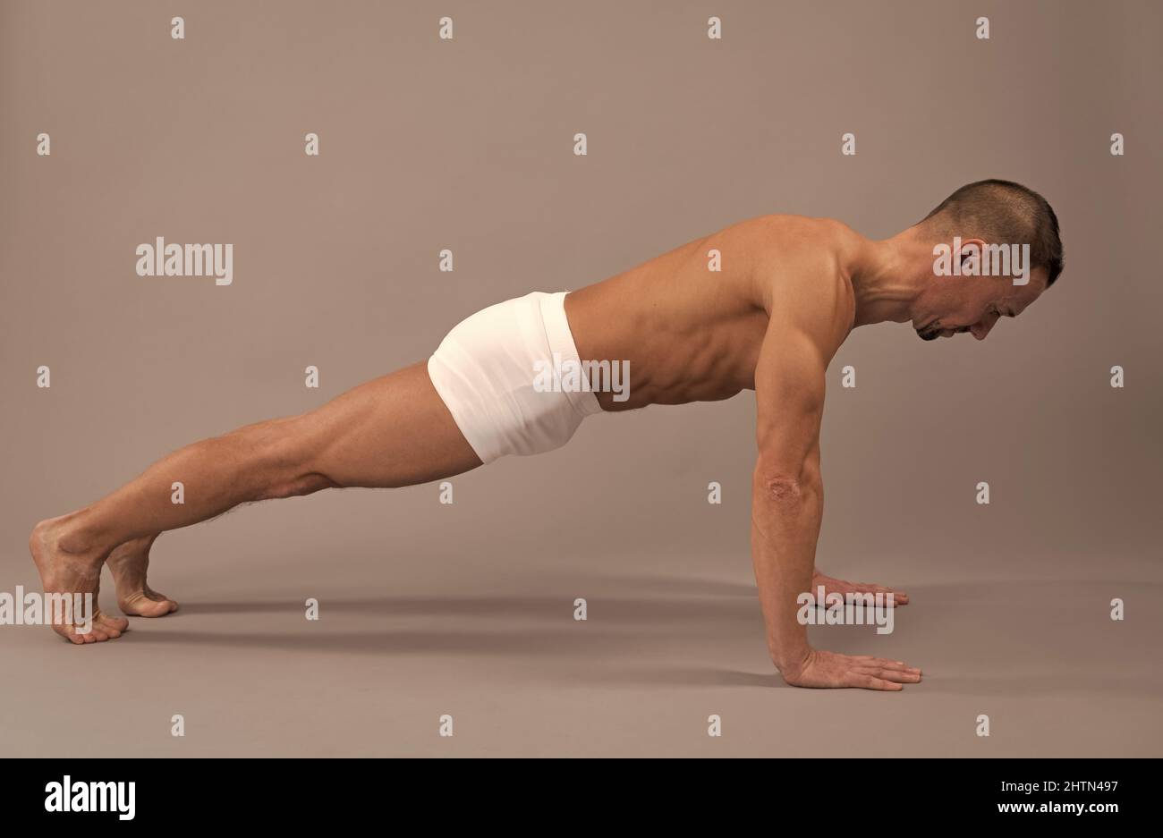 Stärkung von Armen und Wirbelsäule. Yogi-Mann macht Plank Pose. Üben von Plank Pose im Yoga Stockfoto