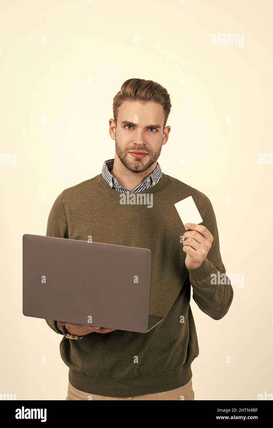 Mann Geschäftsmann halten Visitenkarte und Laptop für die Online-Zahlung isoliert auf weiß, Online-Banking. Stockfoto