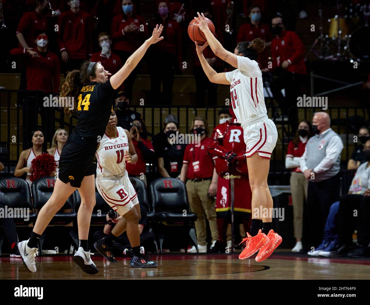 Piscataway, New Jersey, USA. 24.. Februar 2022. Die Wache von Rutgers Scarlet Knights, Jailyn Mason (14), schießt am Donnerstag, dem 24 2022. Februar, in der ersten Hälfte zwischen den Rutgers Scarlet Knights und Iowa Hawkeyes in der Jersey Mikes Arena in Piscataway, New Jersey, einen drei-Punkte-Versuch über den Iowa Hawkeyes-Wächter McKenna Warnock (14). Iowa besiegte Rutgers 87-78. Duncan Williams/CSM/Alamy Live News Stockfoto