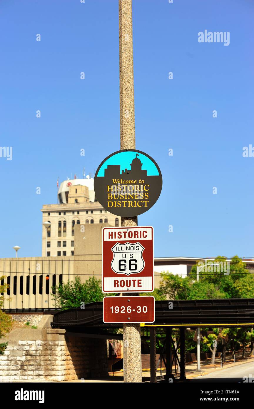 Springfield, Illinois, USA. Ein Schild, das an die Mother Road erinnert, die historische US Route 66 im Stadtzentrum von Springfield. Stockfoto