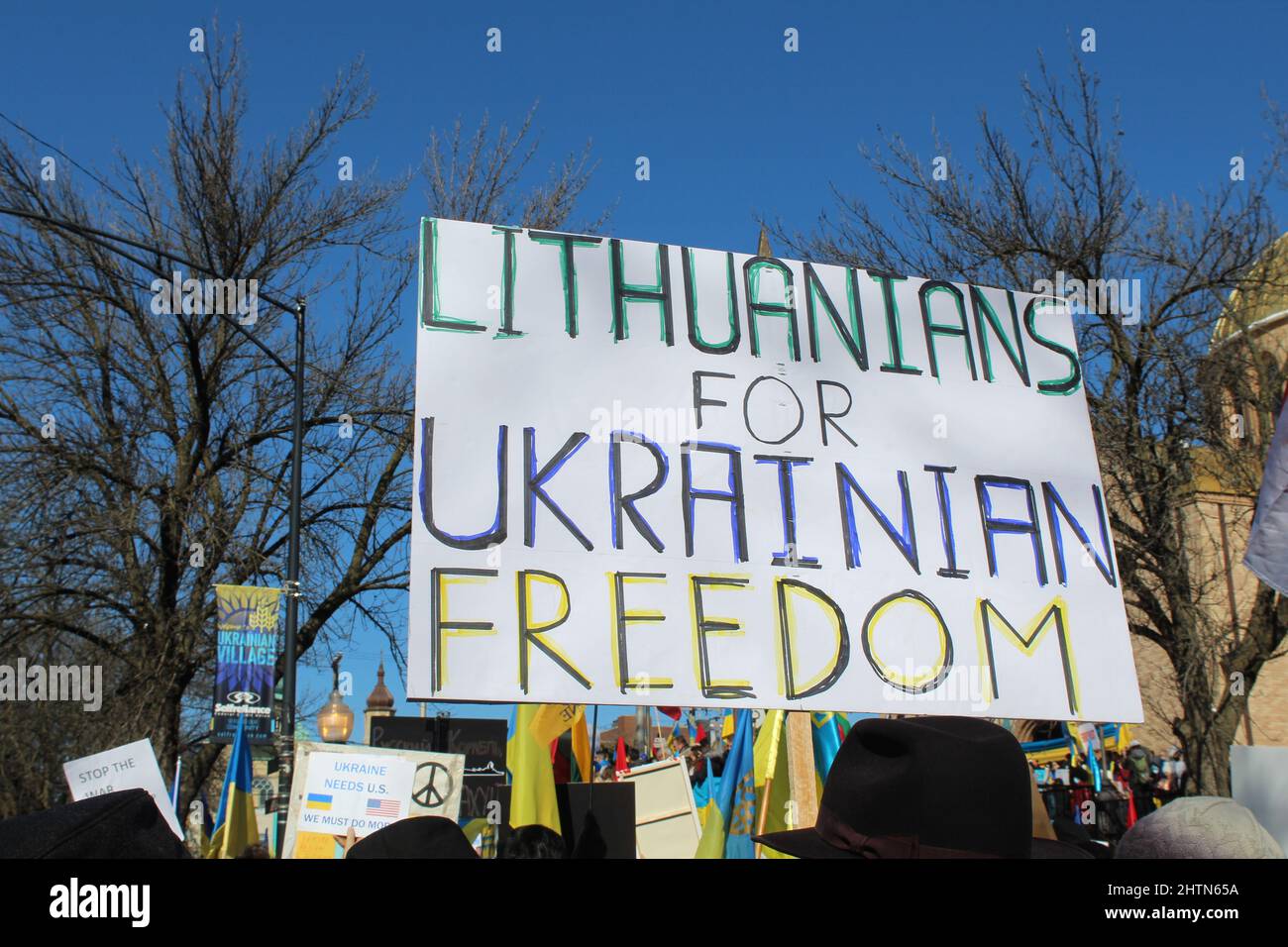 Litauer für die ukrainische Freiheit protestieren im ukrainischen Dorf in Chicago Stockfoto