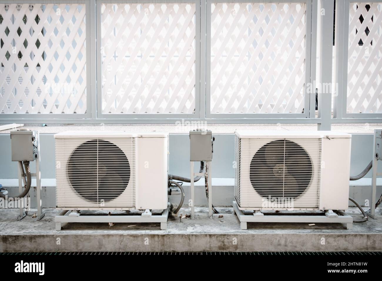 Kühlluftzustandseinheit und -Steuerung, Luftkondensator-Motorstation außerhalb des Gebäudes der HLK-Systeme. Gebläsespule des elektrischen Kompressors von Air Co Stockfoto Kühlluftzustandseinheit und -Steuerung, Luftkondensator-Motorstation außerhalb des Gebäudes der HLK-Systeme. Gebläsespule des elektrischen Kompressors von Air Co Stockfoto