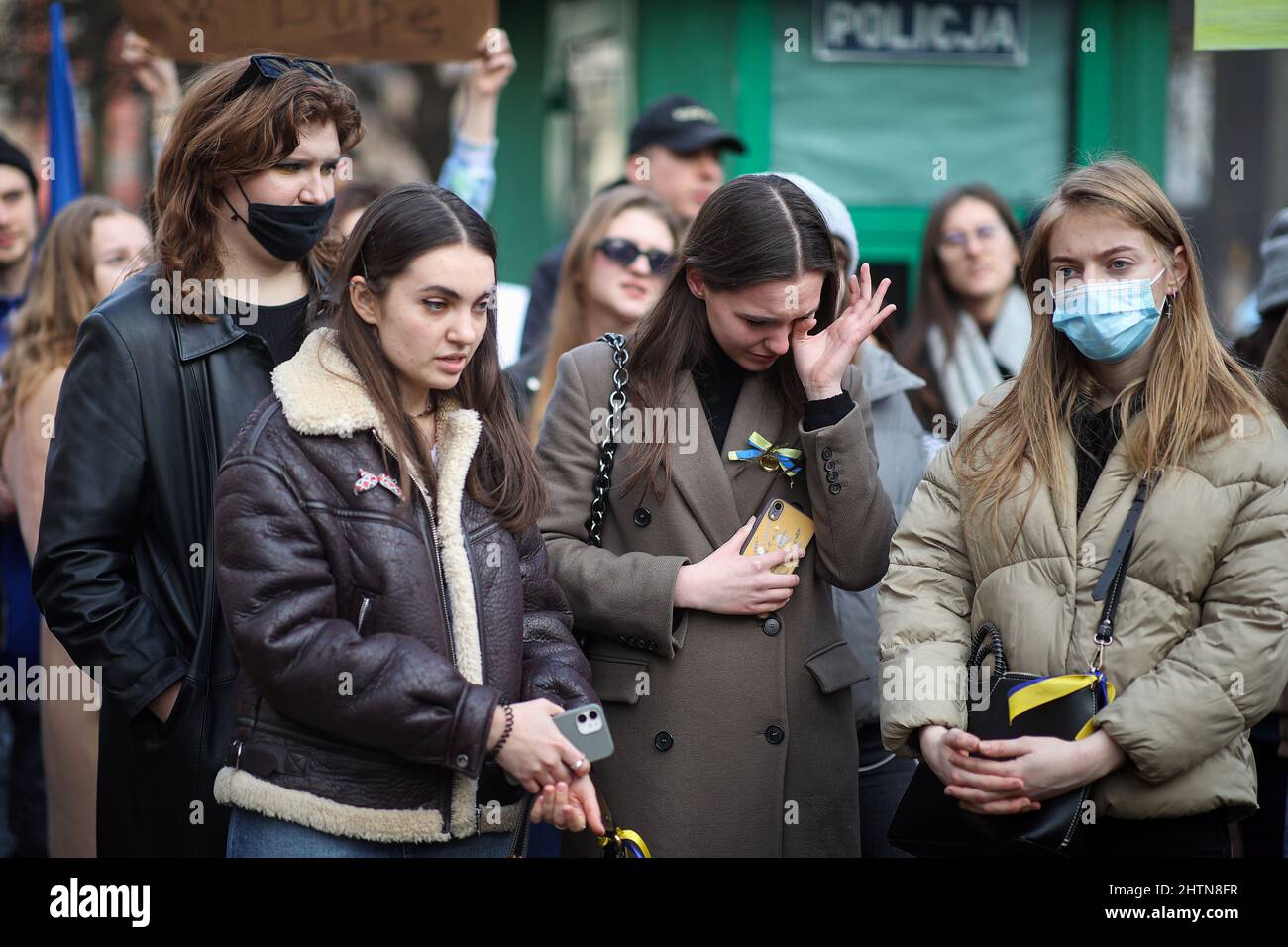 Ein Protestler schreit während einer Demonstration gegen die ukrainische Invasion in Krakau. Stockfoto