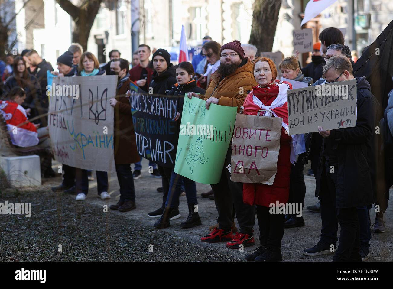 Demonstranten halten Plakate während einer Demonstration gegen die ukrainische Invasion in Krakau. Stockfoto