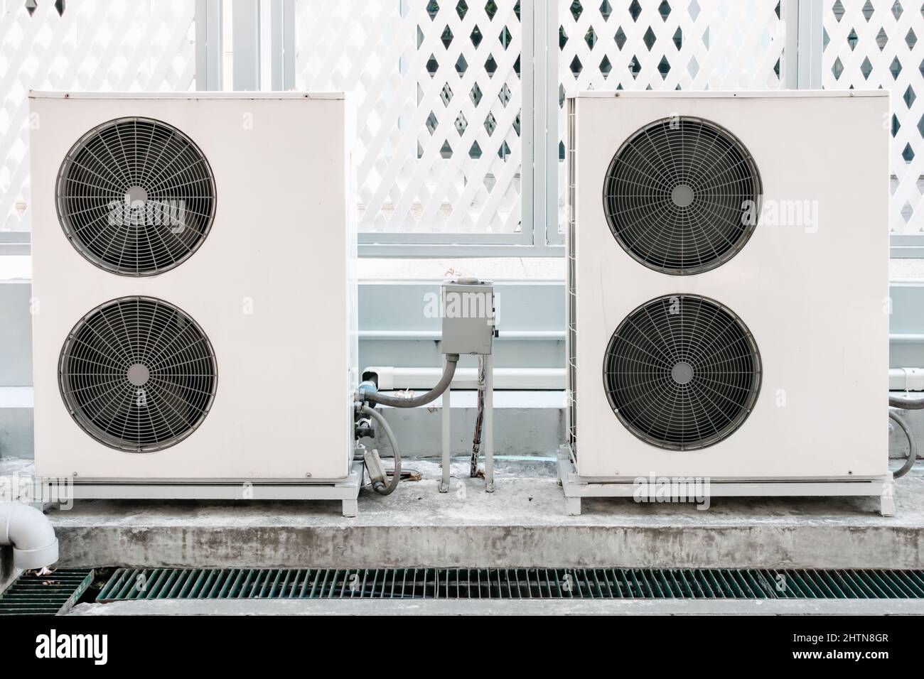 Kühlluftzustandseinheit und -Steuerung, Luftkondensator-Motorstation außerhalb des Gebäudes der HLK-Systeme. Gebläsespule des elektrischen Kompressors von Air Co Stockfoto Kühlluftzustandseinheit und -Steuerung, Luftkondensator-Motorstation außerhalb des Gebäudes der HLK-Systeme. Gebläsespule des elektrischen Kompressors von Air Co Stockfoto