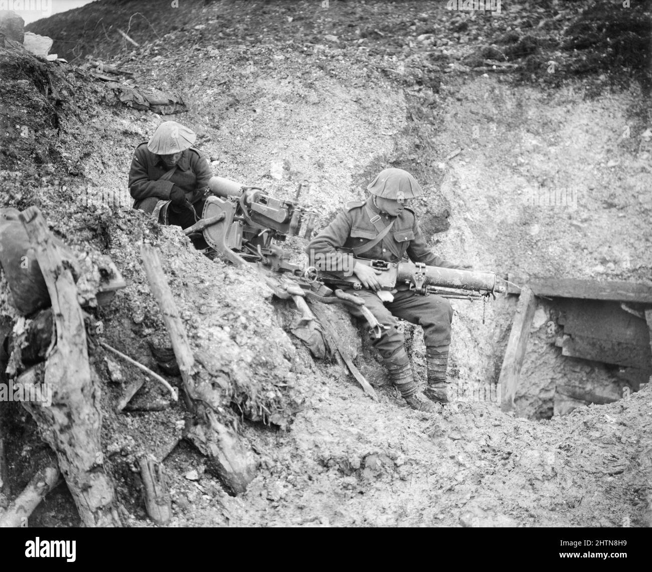 Schlacht am Ancre. Zwei Soldaten des 8. (Service) Bataillons, North Staffordshire Regiment, untersuchen gefangene Maschinengewehre vor einem schwer beschädigten deutschen Kerl in Beaucourt-sur-Ancre. Stockfoto