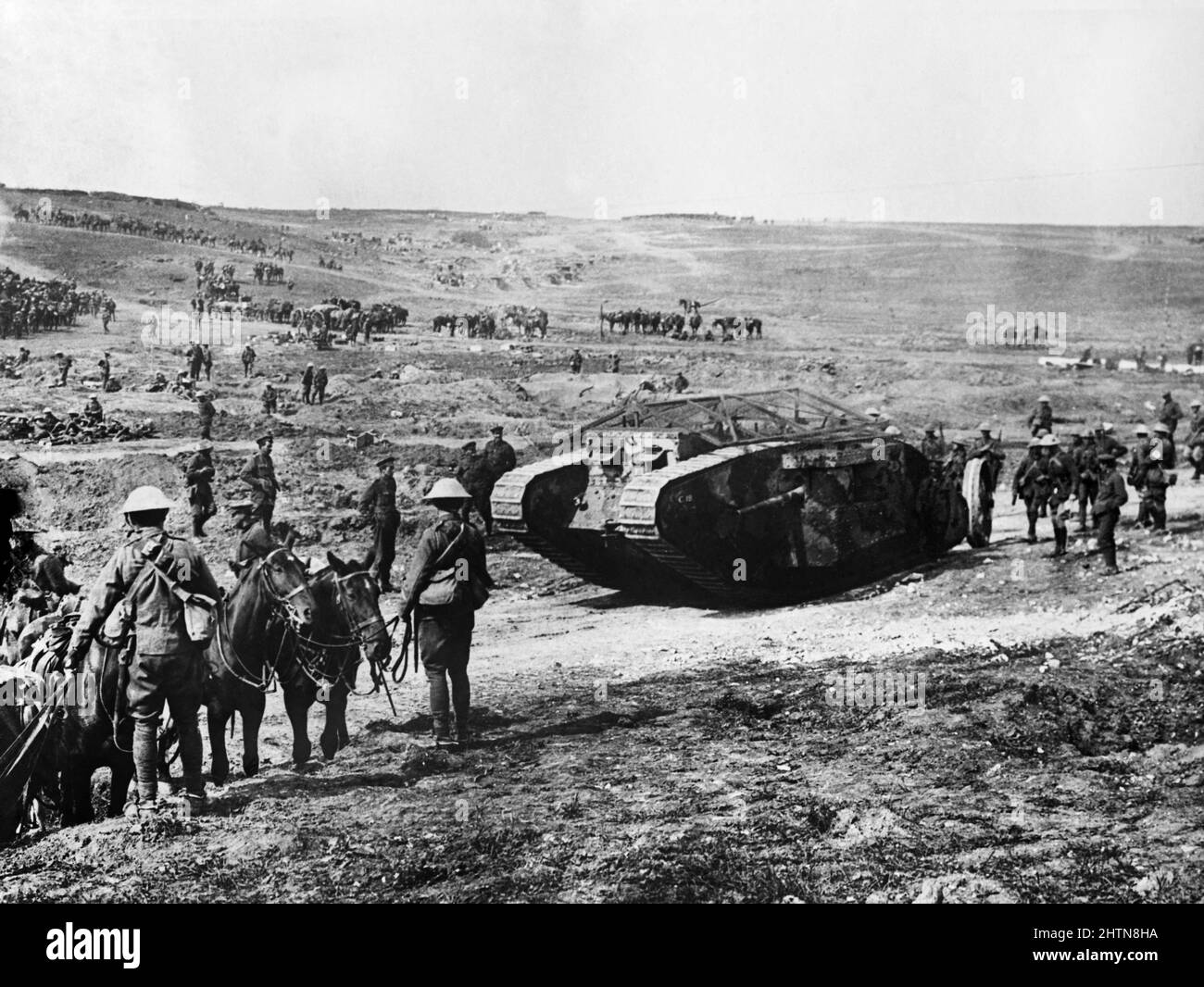 Schlacht von Fler-Courcelette. C' Company Mark I Tank, C.19 'Clan Leslie', im Chimpanzee Valley am 15. September 1916 gingen die Day Tanks erstmals während der Schlacht an der Somme in Aktion Stockfoto