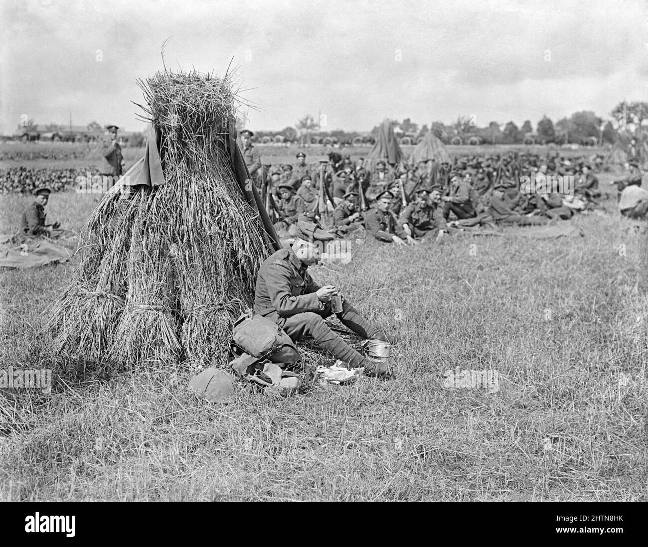 Ein Sergeant Major der irischen Division 16., der ein Frühstück von wheatsheaf serviert. The Amiens - Albert Road, 25.. August 1916. Stockfoto