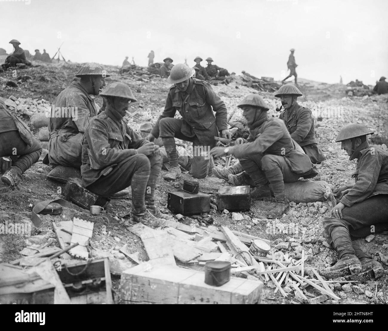Ein Offiziersschlacht eines der britischen Regimenter im Freien nahe der Frontseite südlich von Guillemont während der Schlacht an der Somme. September 1916. Stockfoto