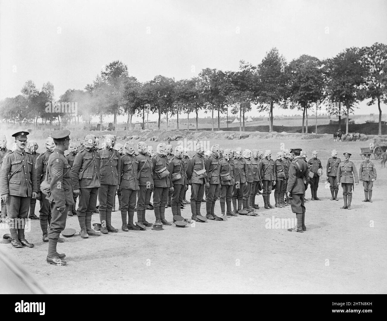 Die Schlacht an der Somme, Juli-november 1916 Truppen der irischen Garde bei Atemschutzmasken-Übung mit P.H. Helme aus einem imprägnierten Flanell mit einem Ventil für ausgestoßenen Atem. Dies wird vor dem Gehen zu und nach dem Verlassen der Gräben getan. Auf dem Amiens - Albert Stockfoto