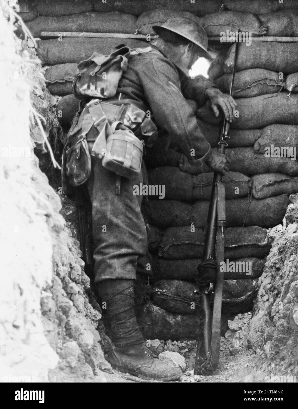 Sentry of the Worcestershire Regiment looking through a loop-hole in a Graben at Ovillers, August 1916 during the Battle of the Somme Stockfoto