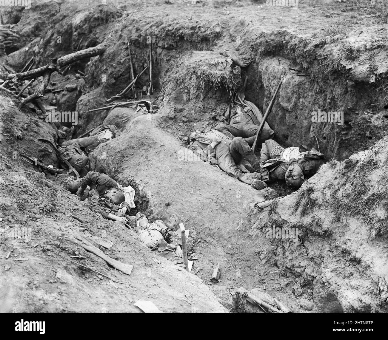 Tote deutsche Soldaten in einem gefangenen deutschen Graben. In Der Nähe Von Ginchy. August 1916. Stockfoto