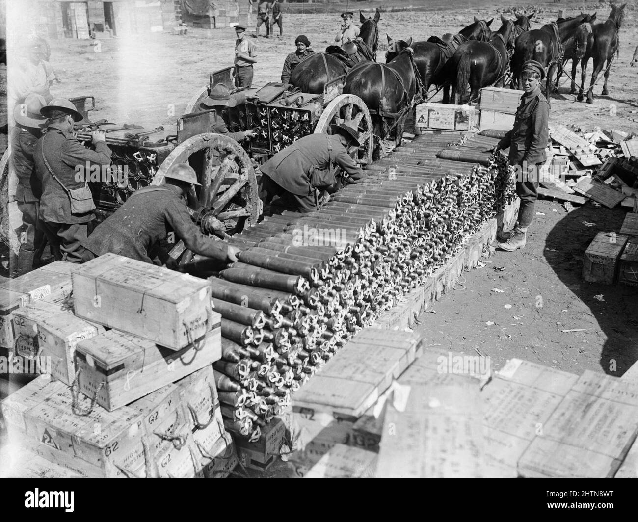 Gunners of the New Zealand Field Artillery loading a Limber with Ammunition near Albert, September 1916. Stockfoto