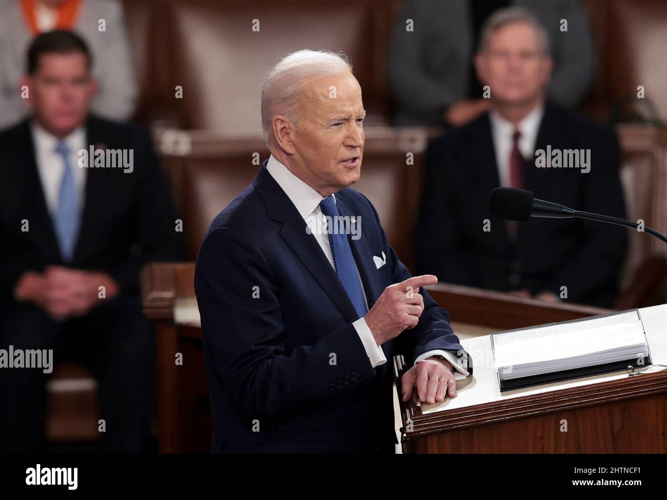 Washington, DC. 01. März 2022. WASHINGTON, DC - 01. MÄRZ: US-Präsident Joe Biden hält die Rede zur Lage der Union während einer gemeinsamen Sitzung des Kongresses im Repräsentantenhaus des US-Kapitols am 01. März 2022 in Washington, DC. Während seiner ersten Rede zur Lage der Union sprach Biden über die Bemühungen seiner Regierung, eine globale Reaktion auf die russische Invasion in der Ukraine anzuführen, die Inflation einzudämmen und das Land aus der COVID-19-Pandemie zu führen. Kredit: Win McNamee/Pool via CNP/dpa/Alamy Live News Stockfoto