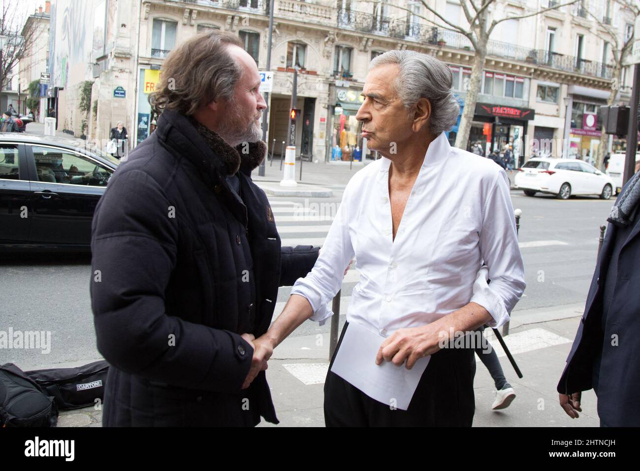 Paris, Frankreich. Am 01. März 2022 nehmen Jean-Marc Dumontet und Bernard-Henri Levy am 01. März 2022 in Paris, Frankreich, am Treffen der SOS Ukraine - Solidarität mit den Widerstandskämpfern von Kiew und dem mutigen Präsidenten Wolodymir Zelensky auf Initiative von Bernard-Henri Levy im Antoine Theater Teil. Foto von Nasser Berzane/ABACAPRESS.COM Stockfoto