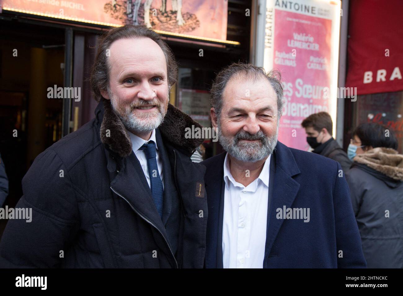Paris, Frankreich. Am 01. März 2022 nehmen Jean-Marc Dumontet und Denis Olivennes am 01. März 2022 in Paris, Frankreich, am Treffen der SOS Ukraine - Solidarität mit den Widerstandskämpfern von Kiew und dem mutigen Präsidenten Wolodymir Zelensky auf Initiative von Bernard-Henri Levy im Antoine Theater Teil. Foto von Nasser Berzane/ABACAPRESS.COM Stockfoto