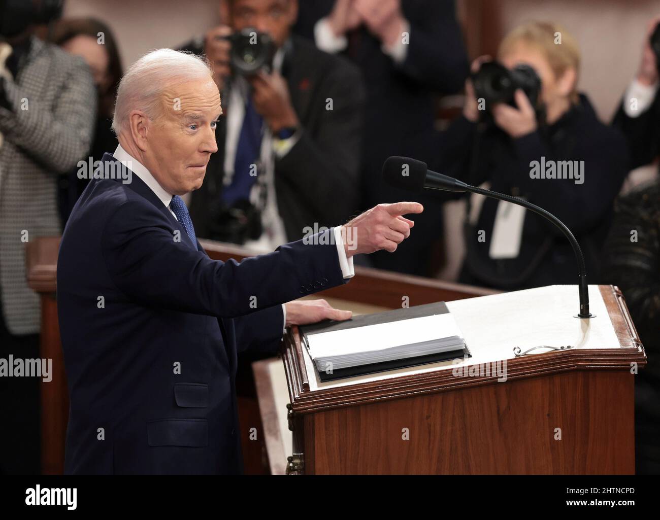 Washington, DC, USA. 01. März 2022. US-Präsident Joe Biden hält die Rede zur Lage der Union während einer gemeinsamen Sitzung des Kongresses im Repräsentantenhaus des US-Kapitols am 01. März 2022 in Washington, DC. Während seiner ersten Rede zur Lage der Union sprach Biden über die Bemühungen seiner Regierung, eine globale Reaktion auf die russische Invasion in der Ukraine anzuführen, die Inflation einzudämmen und das Land aus der COVID-19-Pandemie zu führen. Credit: Win Mc Namee/Pool Via Cnp/Media Punch/Alamy Live News Stockfoto