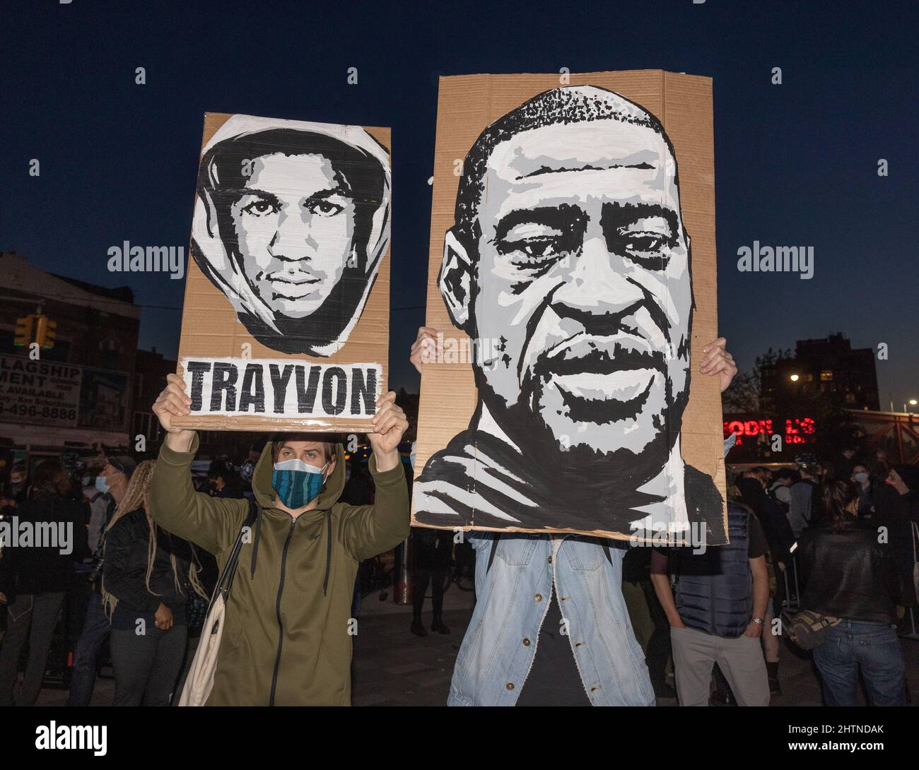 BROOKLYN, NY – 20. April 2021: Demonstranten versammeln sich, nachdem der ehemalige Polizist Derek Chauvin wegen Mordes am Tod von George Floyd verurteilt wurde. Stockfoto