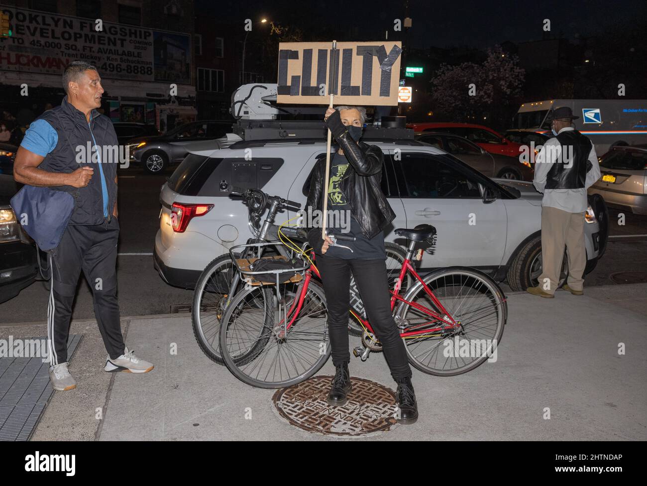 BROOKLYN, NY – 20. April 2021: In Brooklyn wird ein Demonstrator gesehen, nachdem Derek Chauvin wegen Mordes am Tod von George Floyd verurteilt wurde. Stockfoto