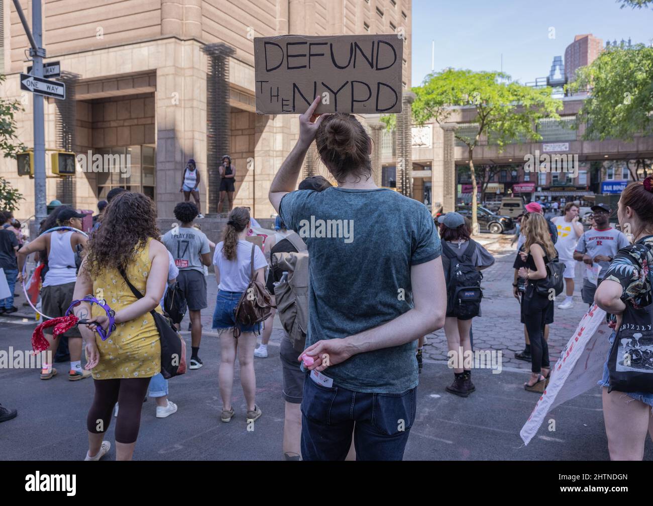 NEW YORK, NY – 5. Juni 2021: Demonstranten fordern während eines Protestes in Manhattan Kürzungen bei der Finanzierung des New York City Police Department. Stockfoto