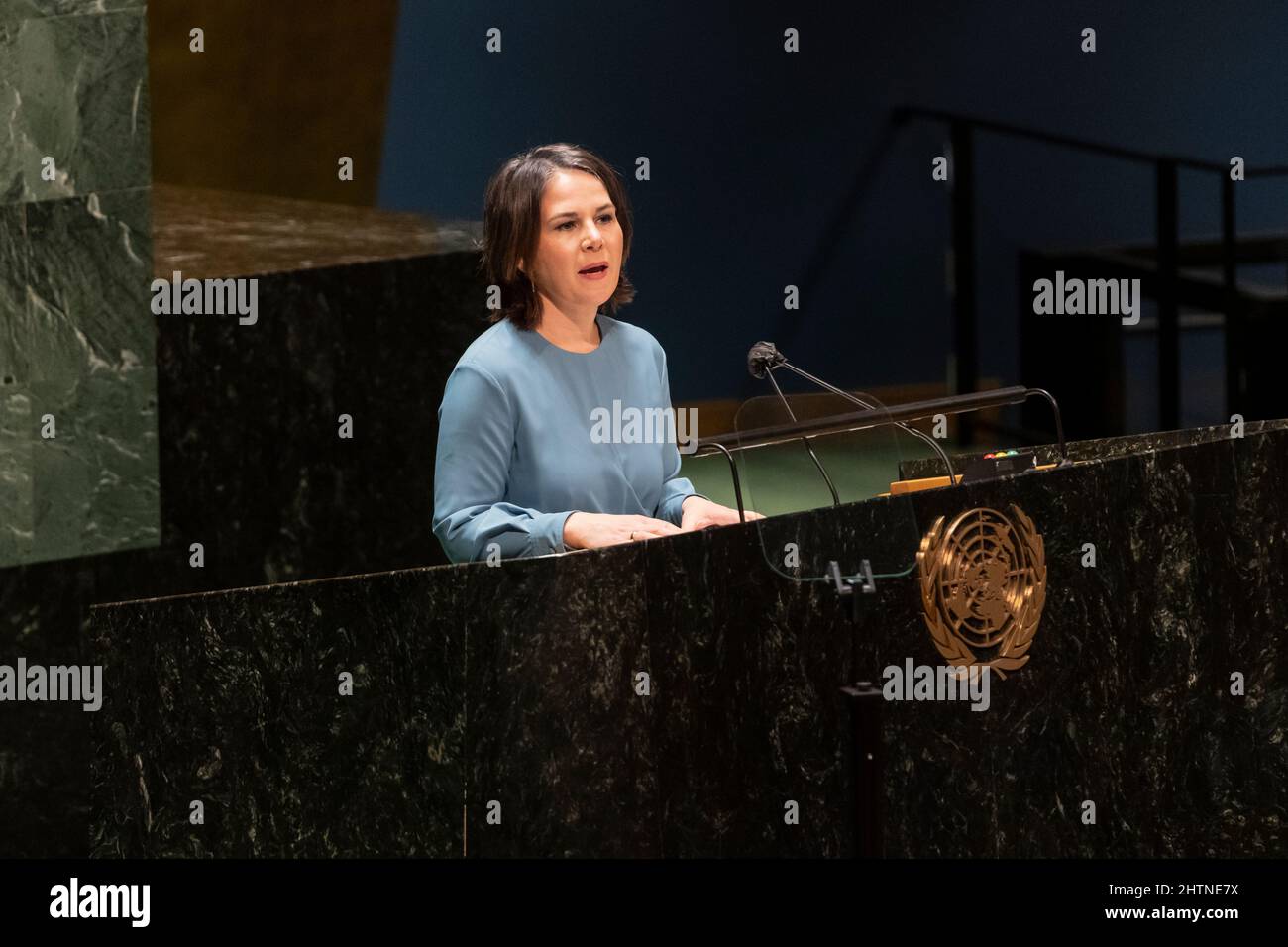 New York, NY - 1. März 2022: Die deutsche Außenministerin Annalena Baerbock spricht bei der GA-Notfallsitzung im UN-Hauptquartier Stockfoto