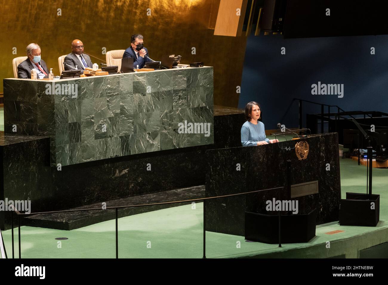 New York, NY - 1. März 2022: Die deutsche Außenministerin Annalena Baerbock spricht bei der GA-Notfallsitzung im UN-Hauptquartier Stockfoto