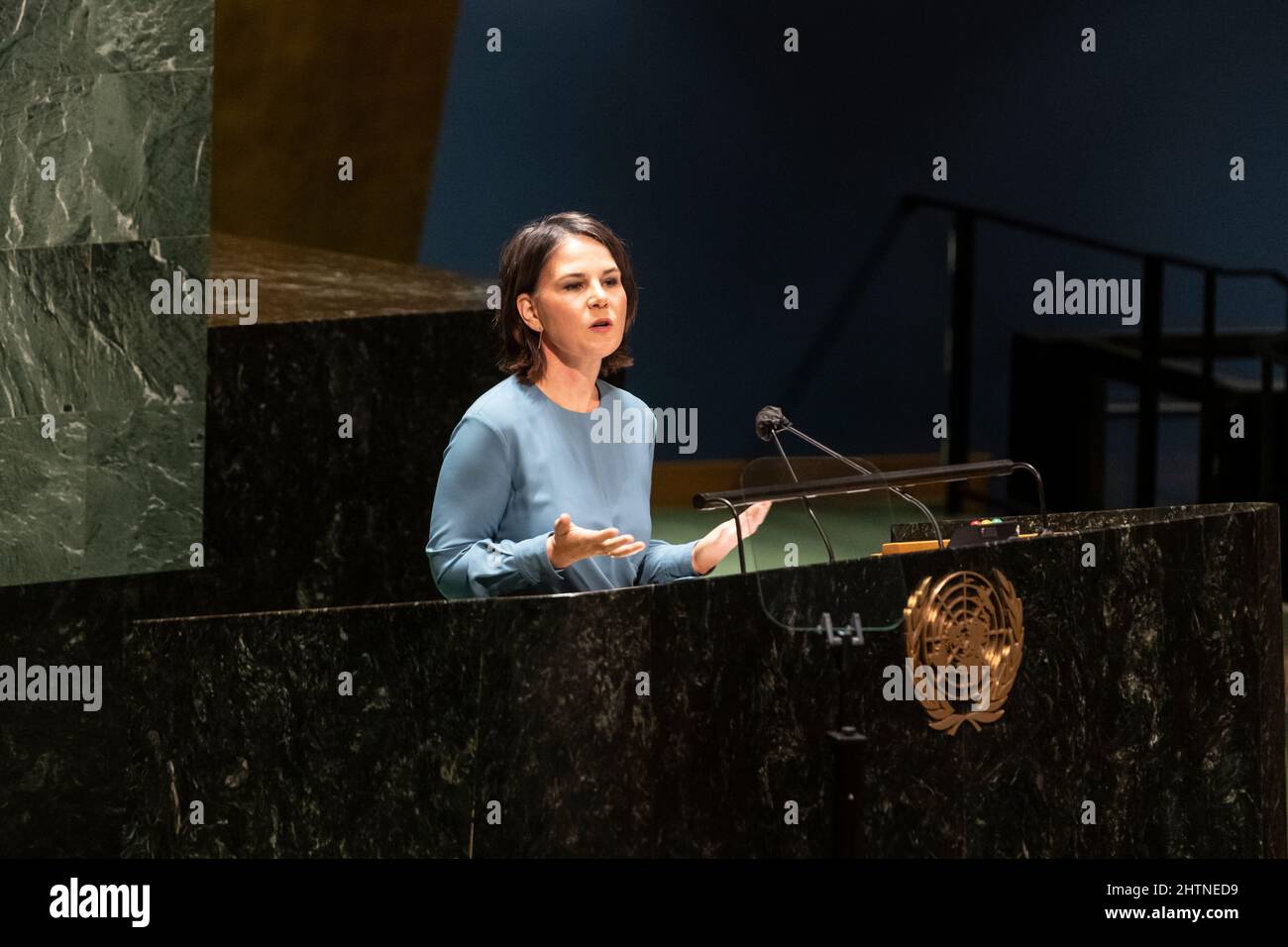 New York, NY - 1. März 2022: Die deutsche Außenministerin Annalena Baerbock spricht bei der GA-Notfallsitzung im UN-Hauptquartier Stockfoto