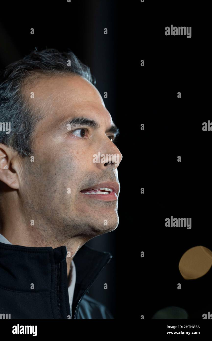 Austin, Usa. 01. März 2022. Der texanische Landkommissar GEORGE P. BUSH, der für den texanischen Generalanwalt kandidiert, spricht mit der Presse bei einer Nachtwache bei den Primärwahlen. Bush befindet sich in einem engen Wettlauf um einen Stichpunkt gegen den amtierenden Generalanwalt Ken Paxton (nicht abgebildet). Paxton wird seit mehreren Jahren wegen Wertpapierbetrugs angeklagt. Bush stammt aus einer politischen Dynastie, darunter sein Vater Jeb Bush, der Gouverneur von Florida war, sein Onkel, der ehemalige Präs. George W. Bush und sein Großvater, der ehemalige Präs. George H.W. Buchse. Kredit: Bob Daemmrich/Alamy Live Nachrichten Stockfoto