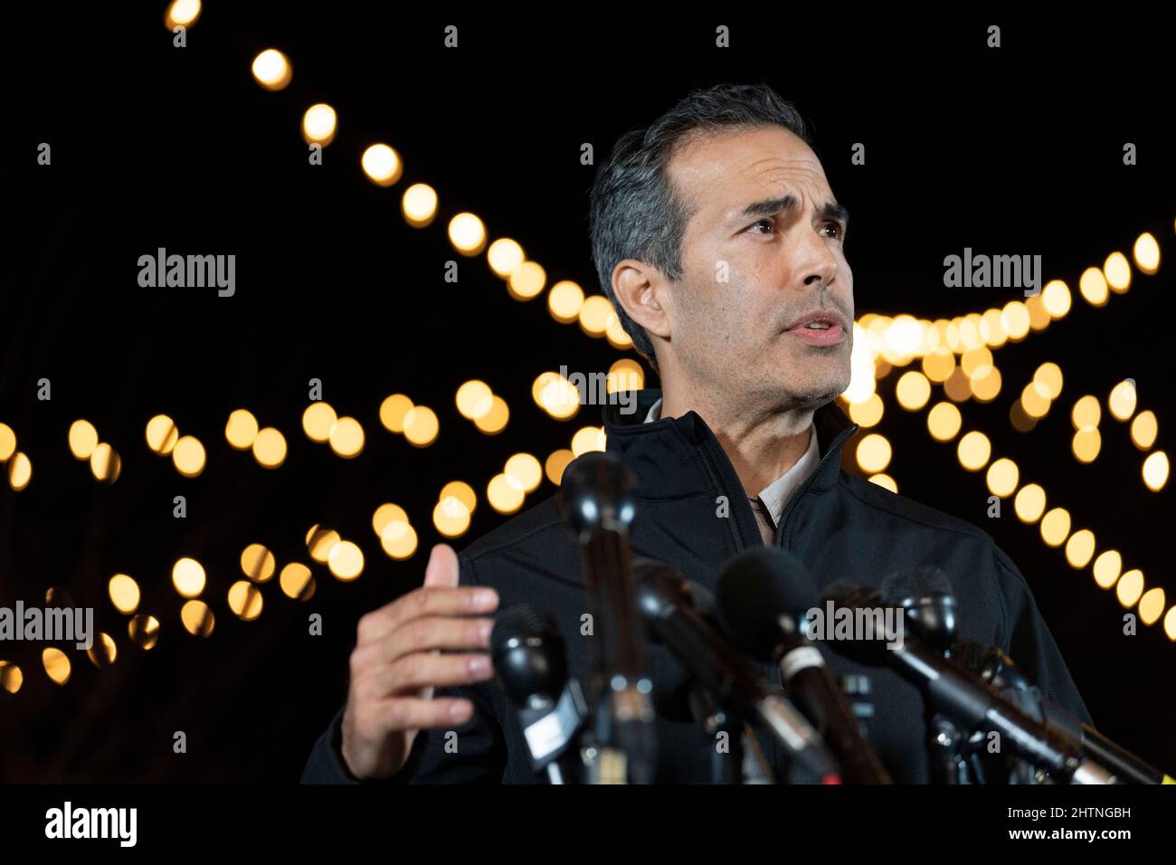 Austin, Usa. 01. März 2022. Der texanische Landkommissar GEORGE P. BUSH, der für den texanischen Generalanwalt kandidiert, spricht mit der Presse bei einer Nachtwache bei den Primärwahlen. Bush befindet sich in einem engen Wettlauf um einen Stichpunkt gegen den amtierenden Generalanwalt Ken Paxton (nicht abgebildet). Paxton wird seit mehreren Jahren wegen Wertpapierbetrugs angeklagt. Bush stammt aus einer politischen Dynastie, darunter sein Vater Jeb Bush, der Gouverneur von Florida war, sein Onkel, der ehemalige Präs. George W. Bush und sein Großvater, der ehemalige Präs. George H.W. Buchse. Kredit: Bob Daemmrich/Alamy Live Nachrichten Stockfoto