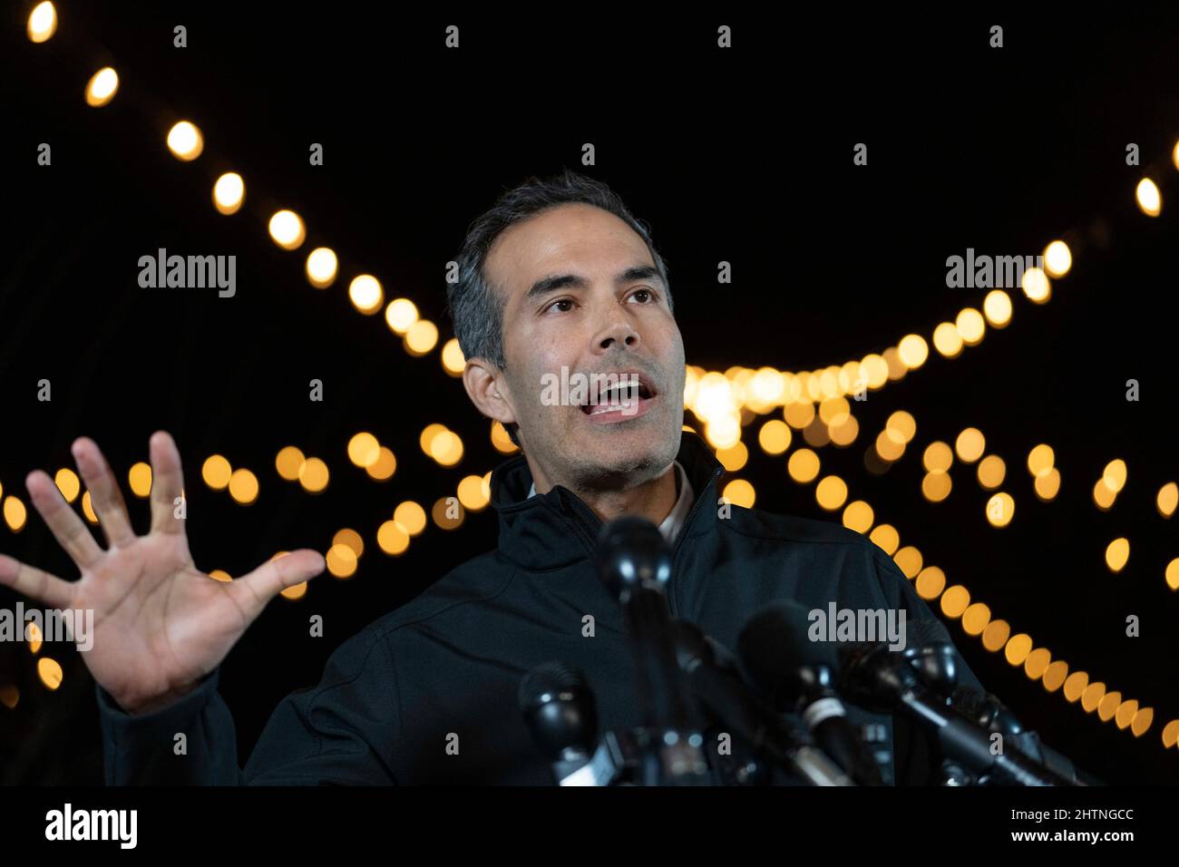 Austin, Usa. 01. März 2022. Der texanische Landkommissar GEORGE P. BUSH, der für den texanischen Generalanwalt kandidiert, spricht mit der Presse bei einer Nachtwache bei den Primärwahlen. Bush befindet sich in einem engen Wettlauf um einen Stichpunkt gegen den amtierenden Generalanwalt Ken Paxton (nicht abgebildet). Paxton wird seit mehreren Jahren wegen Wertpapierbetrugs angeklagt. Bush stammt aus einer politischen Dynastie, darunter sein Vater Jeb Bush, der Gouverneur von Florida war, sein Onkel, der ehemalige Präs. George W. Bush und sein Großvater, der ehemalige Präs. George H.W. Buchse. Kredit: Bob Daemmrich/Alamy Live Nachrichten Stockfoto