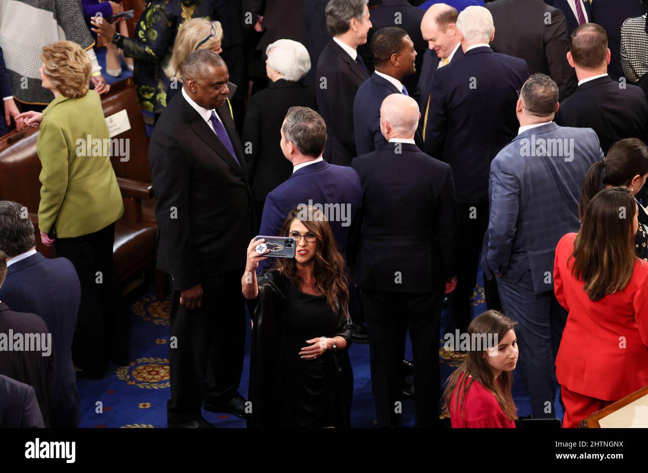 Washington, USA. 28.. Februar 2022. Die US-Rep. Lauren Boebert (R-CO) schießt mit ihrem Mobiltelefon ein Selfie vor dem Verteidigungsminister Lloyd Austin und anderen Mitgliedern des Kabinetts Biden und Mitgliedern des Kongresses, nachdem Präsident Joe Bidens Rede zur Lage der Union bei einer gemeinsamen Sitzung des US-Kongresses abgeschlossen wurde In der Kammer des Repräsentantenhauses im Capitol in Washington, USA, 1. März 2022. Foto von Evelyn Hockstein/Pool/Sipa USA Credit: SIPA USA/Alamy Live News Stockfoto