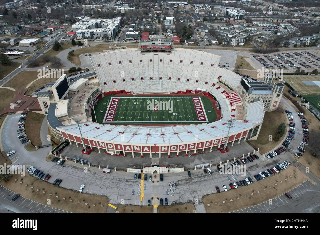 Eine Luftaufnahme des Memorial Stadium auf dem Campus der Indiana University, Montag, den 1. März 2022, in Bloomington, Ind. Das Stadion ist die Heimat der Indi Stockfoto