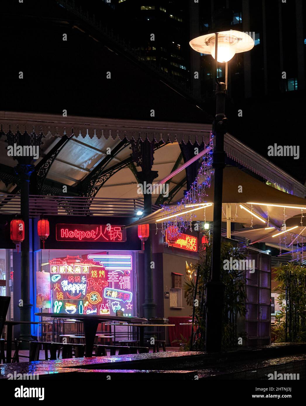 Store Front Neonlichter in Lau Pa Sat, Singapur Stockfoto