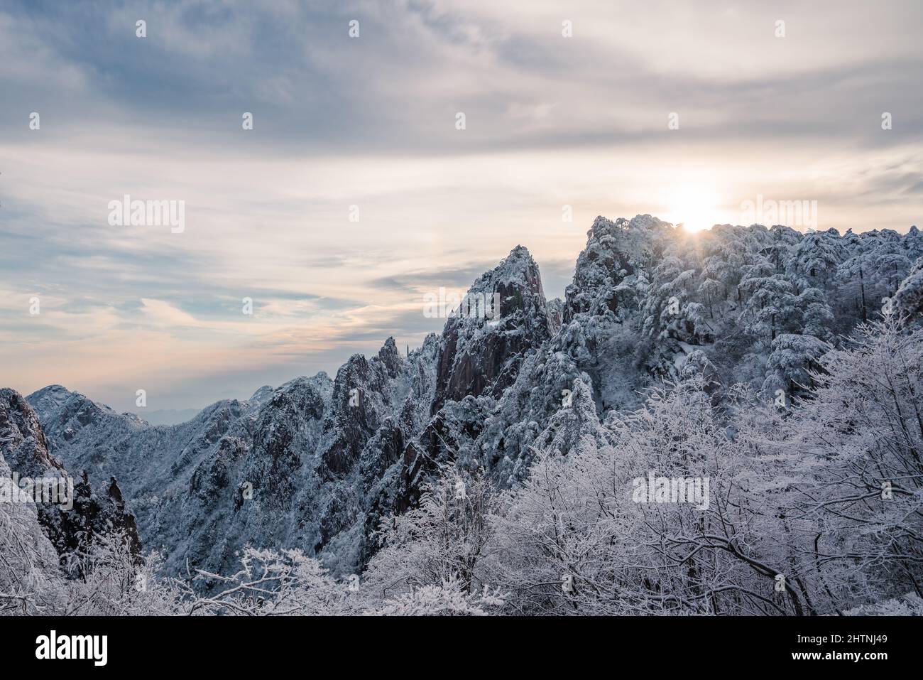 Sonnenaufgang Blick auf den Gelben Berg im Winter, mit Schnee, Provinz Anhui, China. Stockfoto