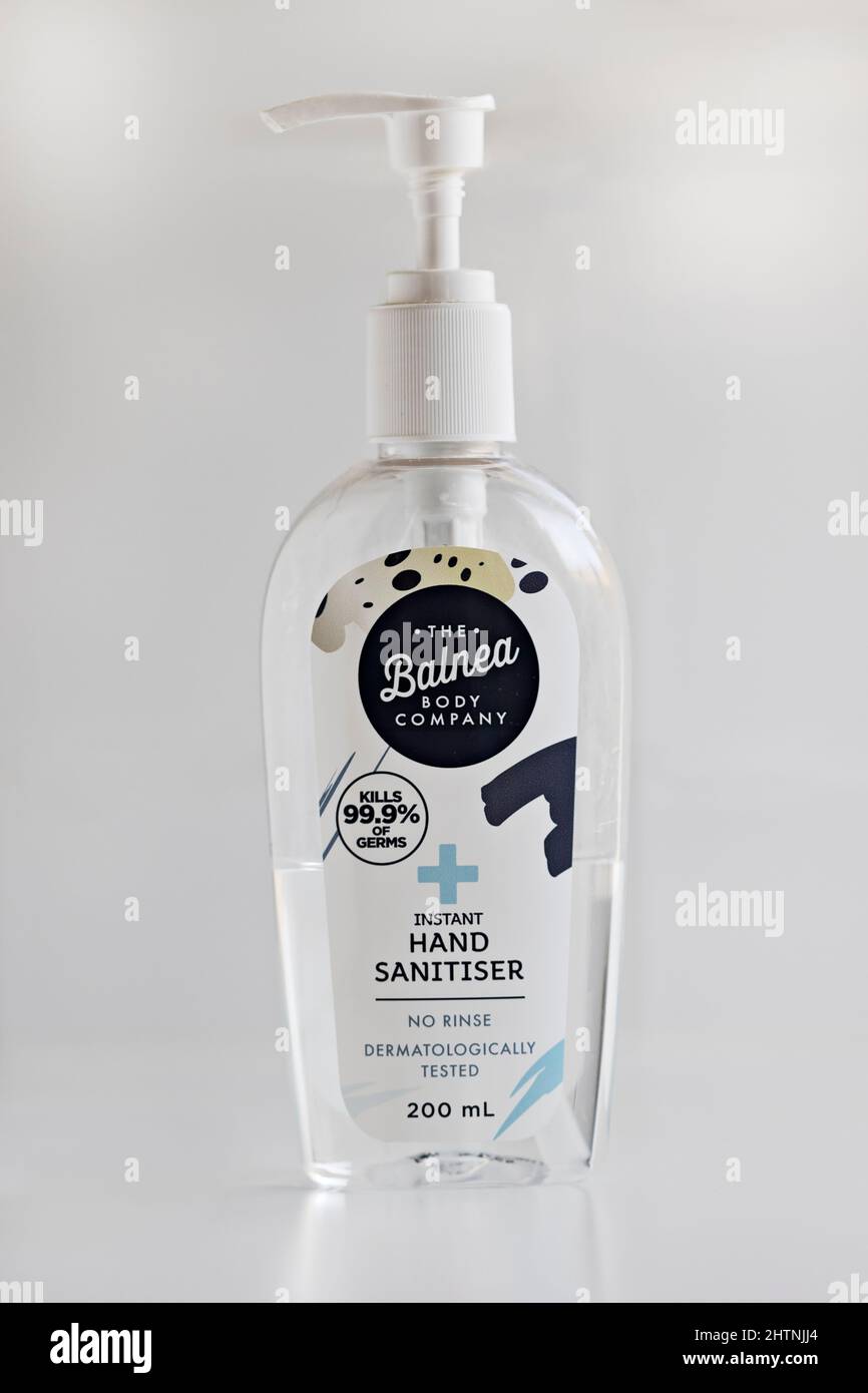 Handdesinfektionsmittel / Eine Flasche antibakteriellen Balnea-Handdesinfektionsmittel der Marke. Stockfoto