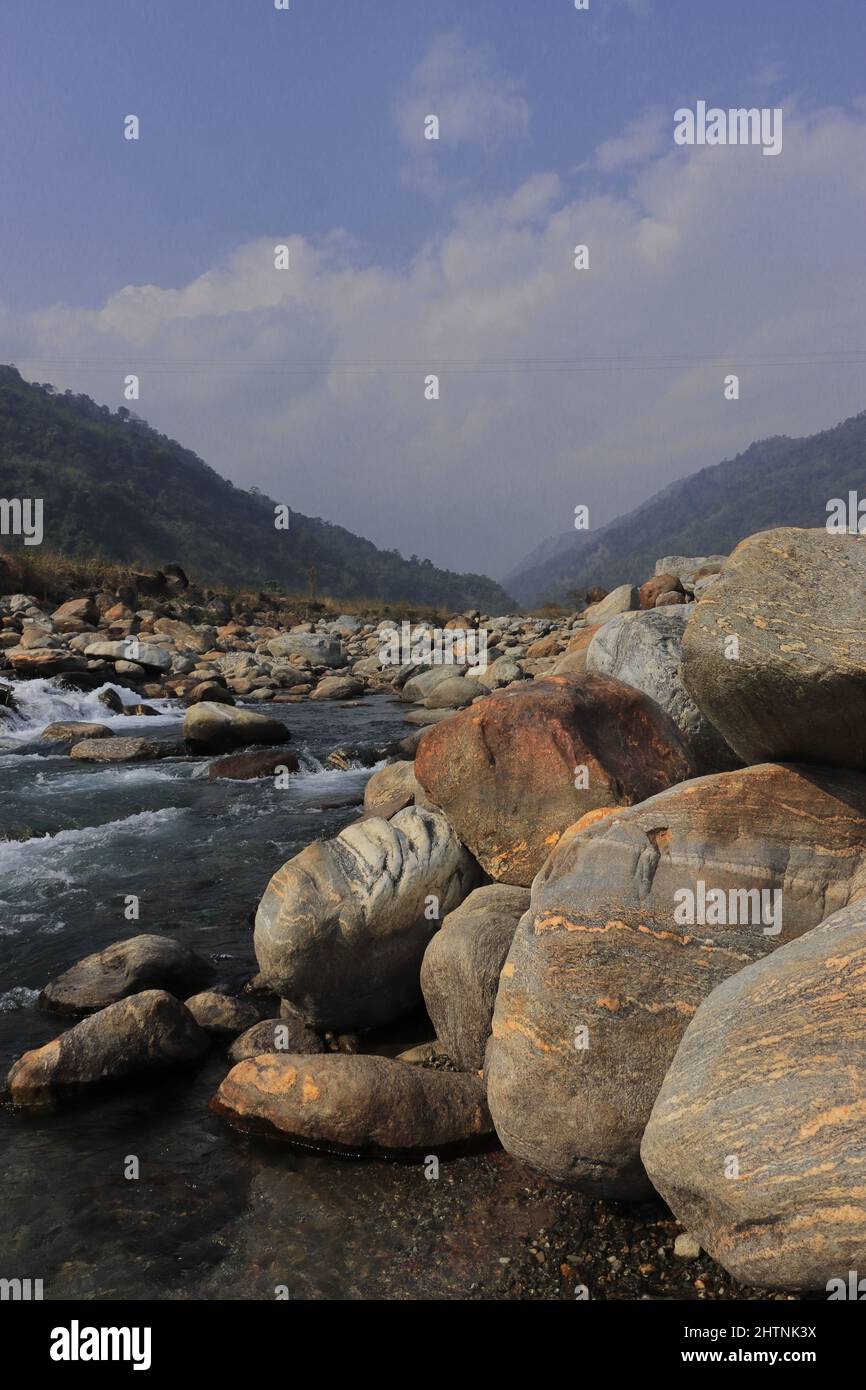 Gebirgsbach (Balason River), der von den Ausläufern des himalaya in der terai-Region im Westen bengals, indien, zur gangetic-Ebene abfließt Stockfoto