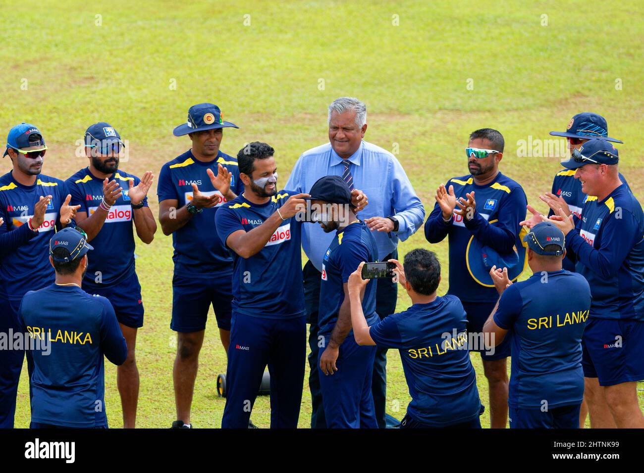 Vor dem Testspiel 2. zwischen Sri Lanka und Westindien 2021 erhält der Testdebutant Charith Asalanka aus Sri Lanka seine Mütze von Dimuth Karunaratne Stockfoto