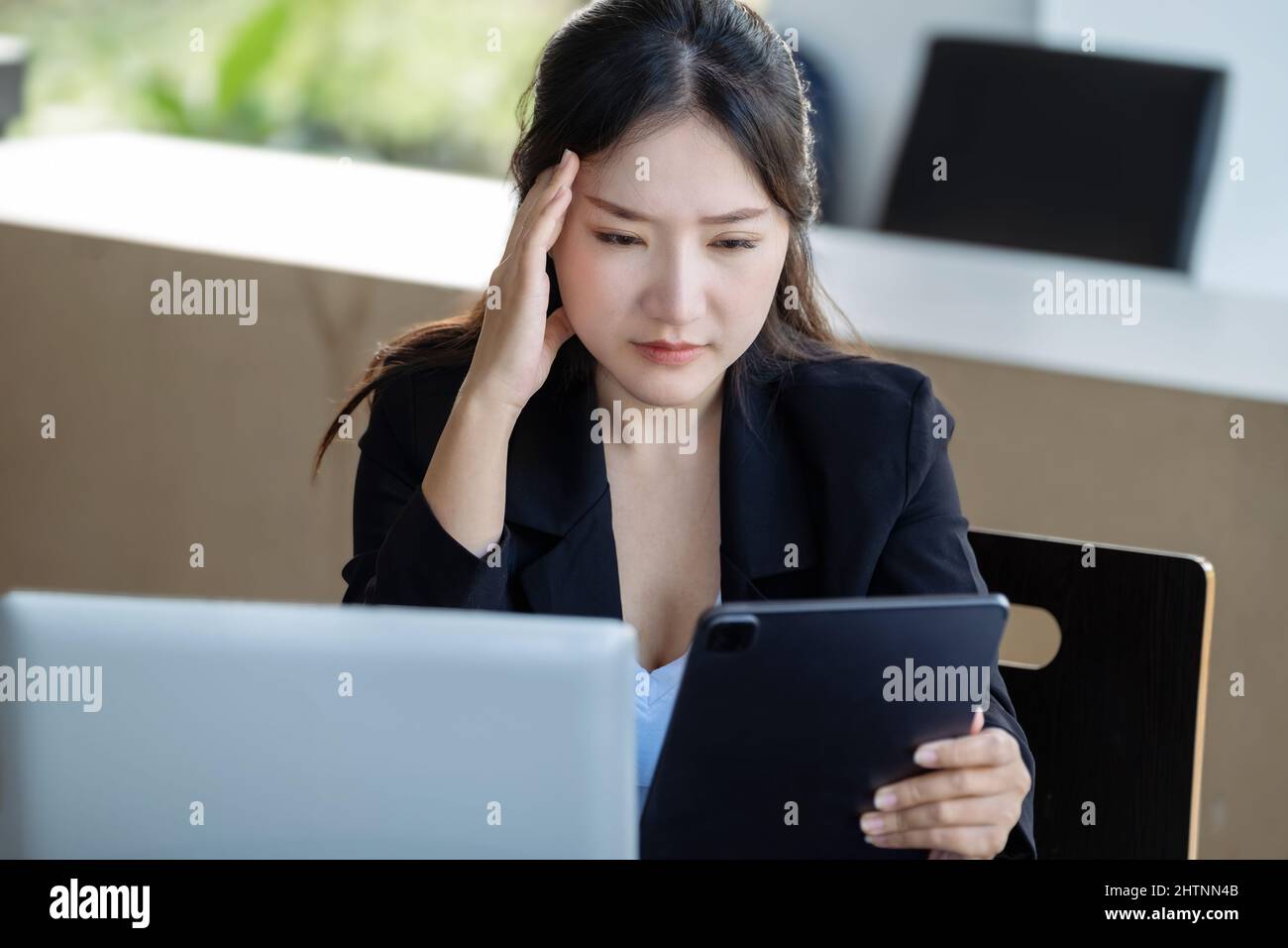 Konzept Burnout-Syndrom. Geschäftsfrau fühlt sich unbehaglich am Arbeiten. Die durch Stress, durch erfolglose Arbeit und weniger Ruhe angesammelt wird Stockfoto