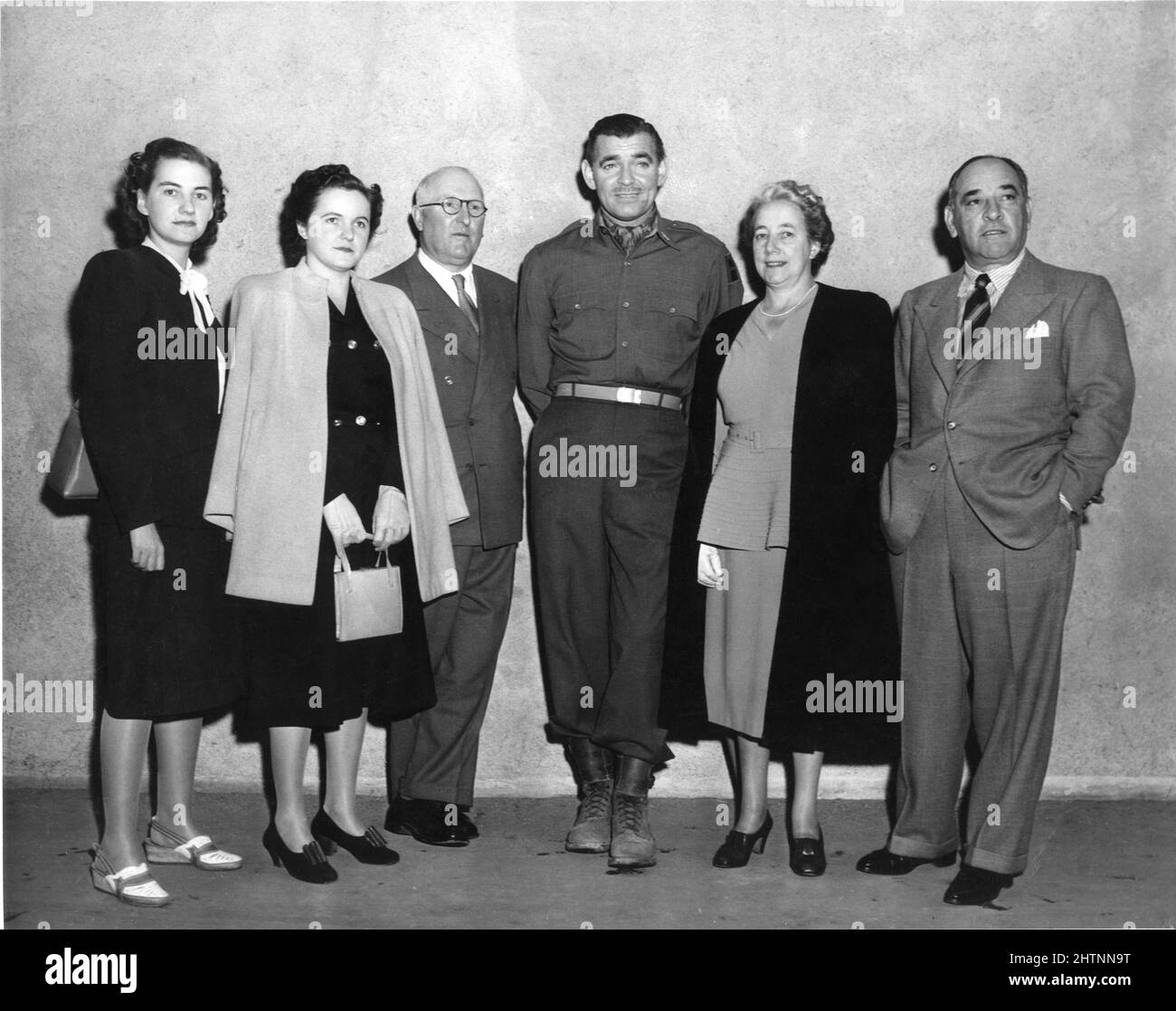 CLARK GABLE am Set offen mit Sir ALEXANDER KING Glasgow Theaterbesitzer und Familie und MARK OSTRER Leiter der Gaumont-Britischen Kinos in Großbritannien während der Dreharbeiten in Hollywood der HEIMKEHR 1948 Regisseur MERVYN Leroy Geschichte Sidney Kingsley Kostümdesign Helen Rose Metro Goldwyn Mayer Stockfoto