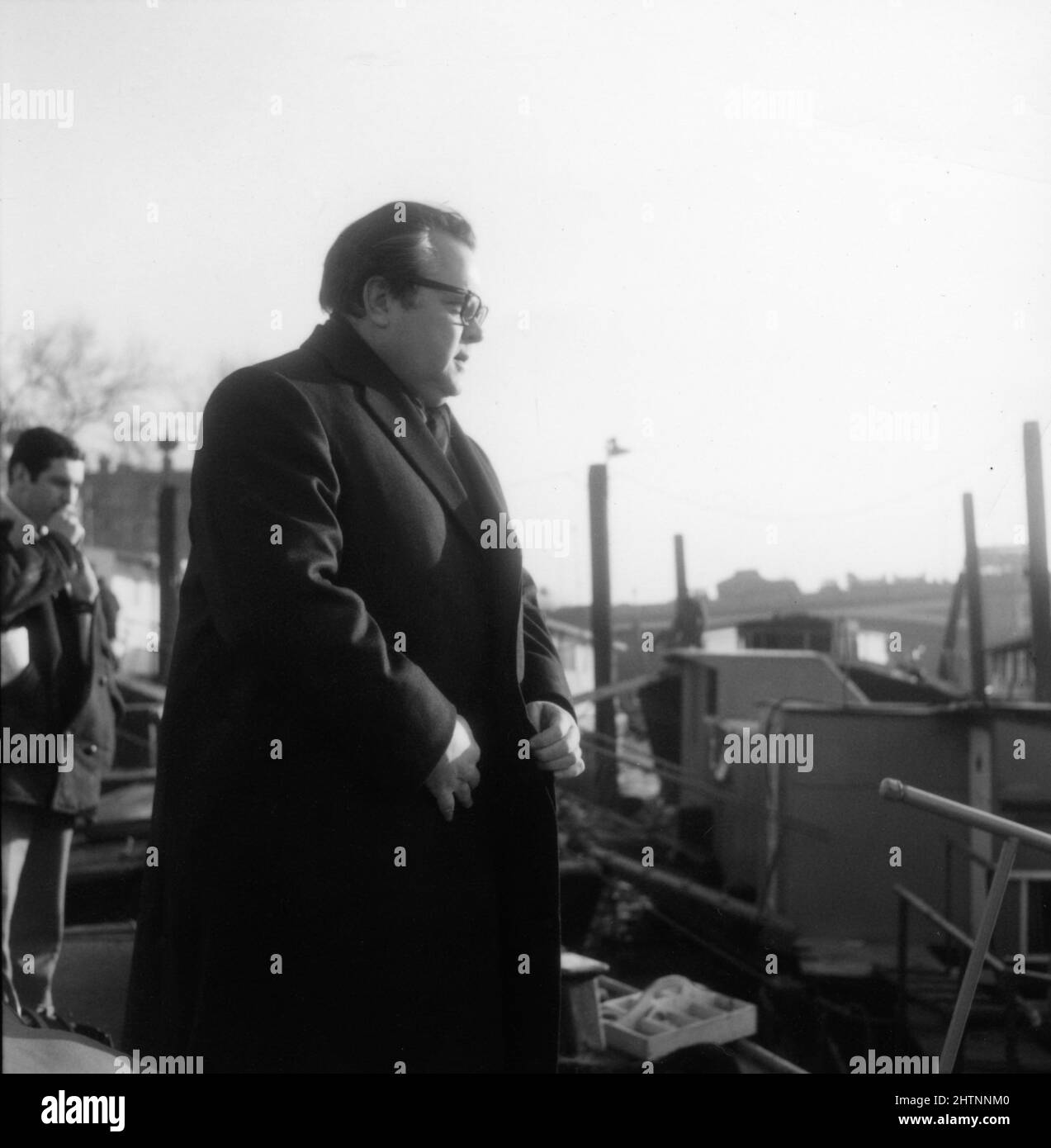 ORSON WELLES am Drehort offen in Cheyne Walk Chelsea London während der Dreharbeiten von I'LL NEVER FORGET WHAT'S'ISNAME 19678 Regisseur MICHAEL GEWINNER Schriftsteller Peter Draper Scimitar Productions / Universal Picters Stockfoto