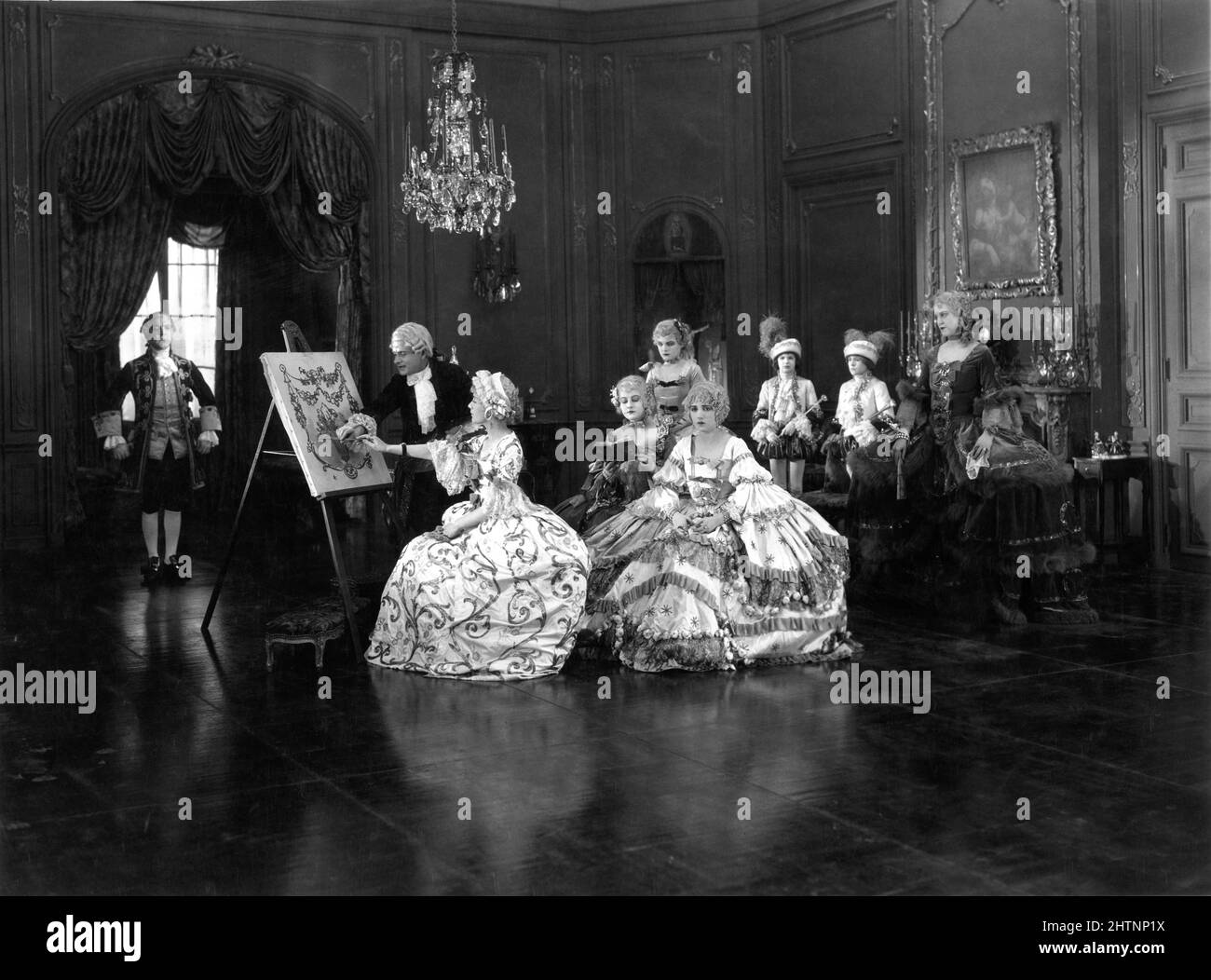 LOIS WILSON als Königin Marie von Frankreich und BEBE DANIELS als Prinzessin Henriette in MONSIEUR BEAUCAIRE 1924 Regie SIDNEY OLCOTT Roman Booth Tarkington Kunst Regie / Kostümdesign Natacha Rambova Paramount Pictures Stockfoto