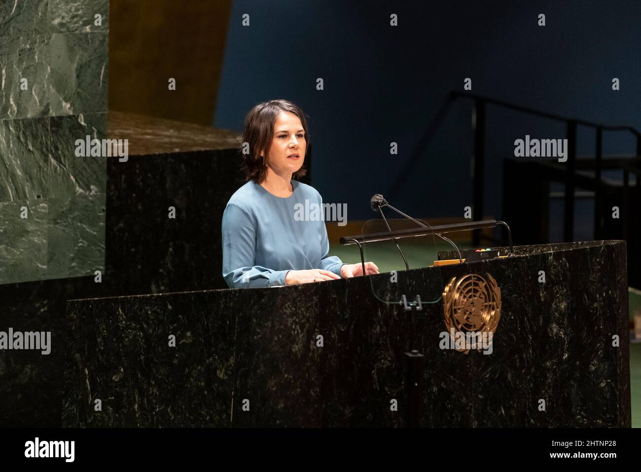 New York, Usa. 01. März 2022. Bundesaußenministerin Annalena Baerbock spricht bei der GA-Notfallsitzung im UN-Hauptquartier (Foto: Lev Radin/Pacific Press) Quelle: Pacific Press Media Production Corp./Alamy Live News Stockfoto