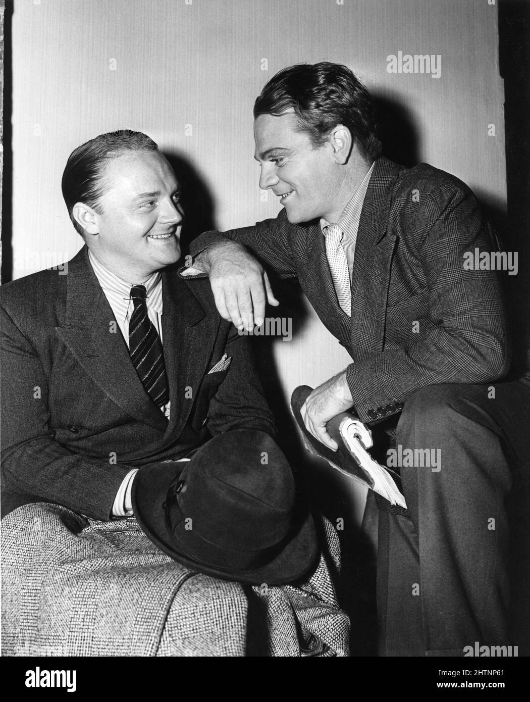 JAMES CAGNEY (rechts) porträtierte im März 1938 offen mit seinem Agenten, Business Manager und Bruder WILLIAM CAGNEY Stockfoto